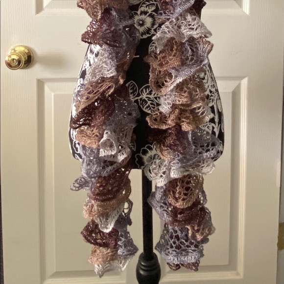Scarf - Ruffled - Picture 2 of 5